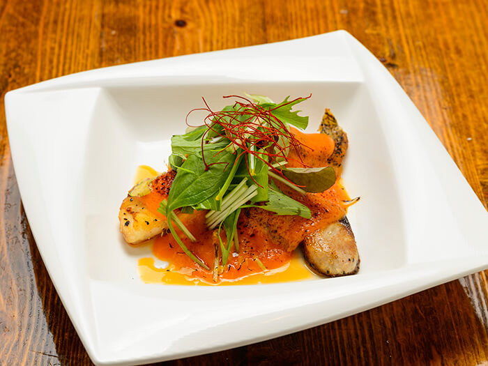 使用縣產魚和奢侈的海膽醬做出豪華美味。