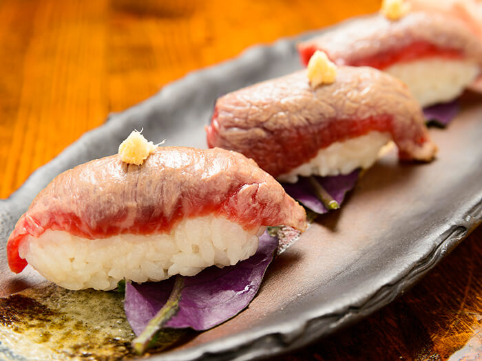 從牧場直送的沖繩縣產牛肉炙燒握壽司是限量極品。