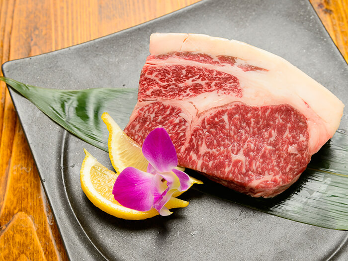 從牧場直接進貨的沖繩縣產牛肉，肉質柔嫩，極致美味。