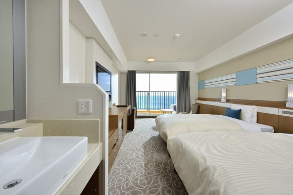 從飯店別館海景樓層的高層客房（雙床間）觀海，充滿渡假的氣氛。