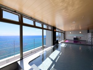 Enjoy the spectacular view of East China Sea from the public bath on the top floor of the annex building.