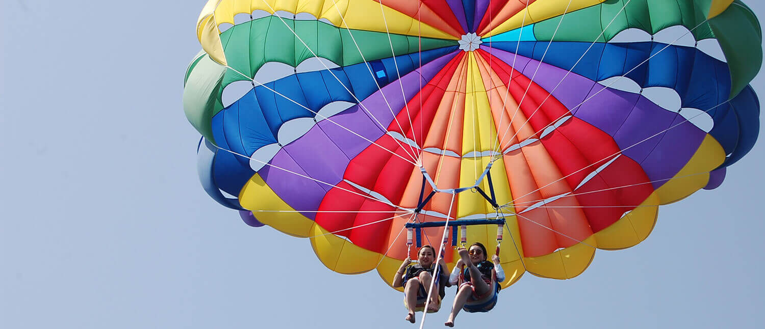 Enjoy the Okinawan ocean from above with parasailing, an exciting marine activity. Try it out at Cosmo Outdoor Club!