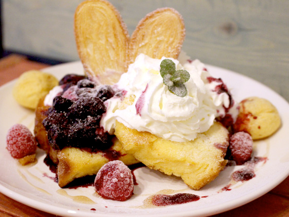 Fuwa-fuwa (fluffy) French toast with lots of sweet-sour homemade berry syrup is a flavor that will make anyone smile!