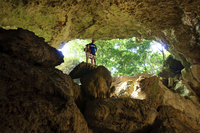 石垣島の青の洞窟 石垣島の北西部にある鍾乳洞の青の洞窟を探検！
