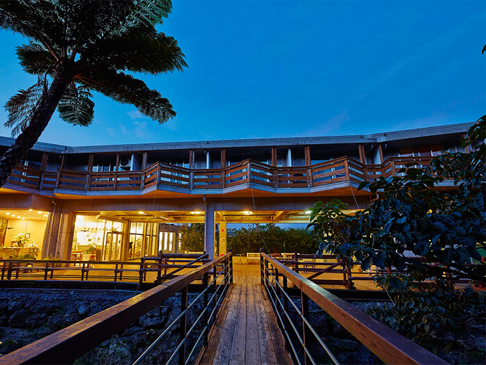 ホテル外観 周囲を亜熱帯ジャングルに囲まれたホテル
