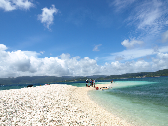 西表島の上原部落と鳩間島の間にある小さな無人島で、珊瑚の破片だけでできている
