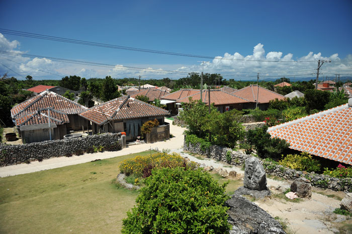 竹富島赤瓦の集落 重要伝統的建造物群保存地区に選定されてます、竹富島赤瓦の集落
