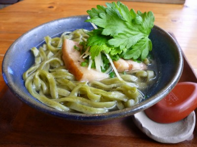 フーチバーそば 沖縄そばの麺の中に県産ヨモギを練り込んだ緑色鮮やかな香りある麺