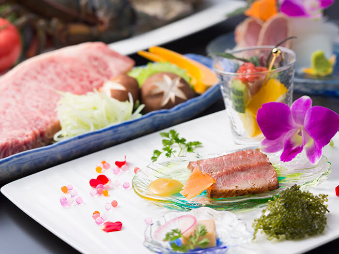 沖縄の新鮮食材を使用したバラエティに富んだお料理を堪能