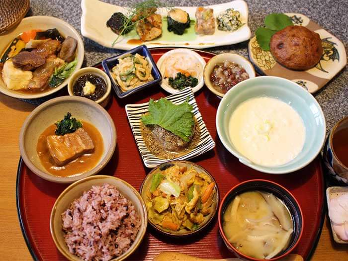  チャンプルーやイナムドゥチ、ゆし豆腐など代表的な沖縄の郷土料理が味わえる