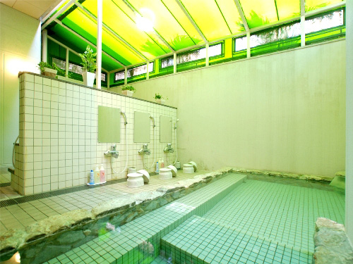 活性石温泉大浴場  男女別の活性石温泉大浴場は外風呂と内風呂の２つございます。