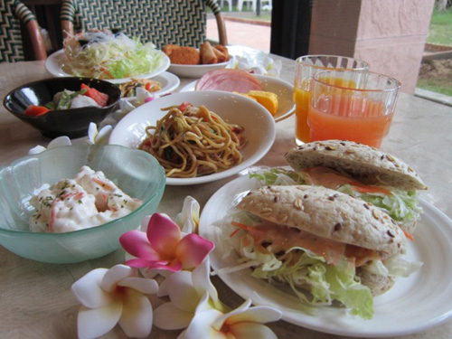 朝の活力は朝食から！ 沖縄の食材を使った料理は大好評