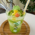 ゴーヤーラッシュスムージー 550円 沖縄県産ゴーヤーの生搾りを100％使用したスムージーは、柑橘系のフルーツをブレンドすることで、苦みを少しのこしつつもまろやかな味わい。