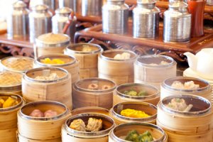 中国料理「金紗沙」ランチの”中国茶と楽しむ飲茶バイキング”は、小龍包をはじめとした多彩な点心をテーブルへお届け。また10種の中国茶のほか、前菜からデザートまでの中華料理バイキングとともにお楽しみいただけます
