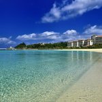 青い海と白い砂浜が続く全長約760ｍのビーチ 潮騒を聞きながらゆったりと散歩するもよし、アクティブにマリンプログラムも楽しめる