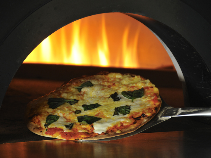 ザ・ブセナテラスの中でも隠れ家的なイタリアンレストラン「チュララ」。特製窯で焼き上げる自家製ピッツァは自慢の逸品