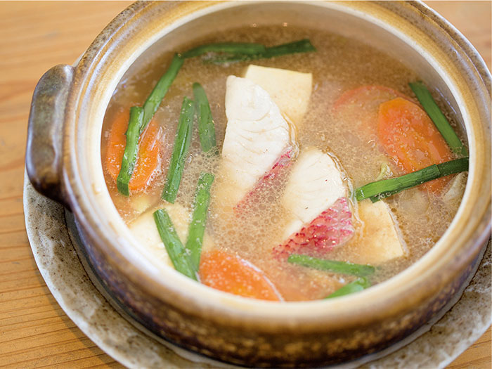 土鍋で食べる魚汁定食 1,236円～ アーサーたっぷりの緑のソース、豆腐ようを使った赤のソースが選べる