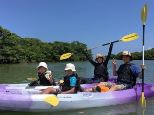 石垣島で大人気！家族みんなでマングローブカヌー 子どもも初心者も安心して参加できる。マングローブの中で冒険気分