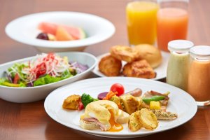 朝食  焼き立てオムレツやエッグベネディクトなど、ライブキッチンで作る卵料理をはじめ、連泊でも飽きない朝食メニューが人気。