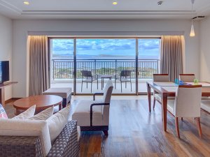 客室一例  「やんばる・本部」の象徴とも言える、紺碧の美ら海。その雄大な風景を、すべての窓辺から一望する贅沢。沖縄に滞在する歓びを、さらに深めるために全室オーシャンビューを実現しました。