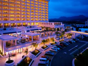 ハナサキマルシェ：ホテルの目の前には沖縄の食やショッピングを楽しめる商業施設「オキナワ　ハナサキマルシェ」がオープン。