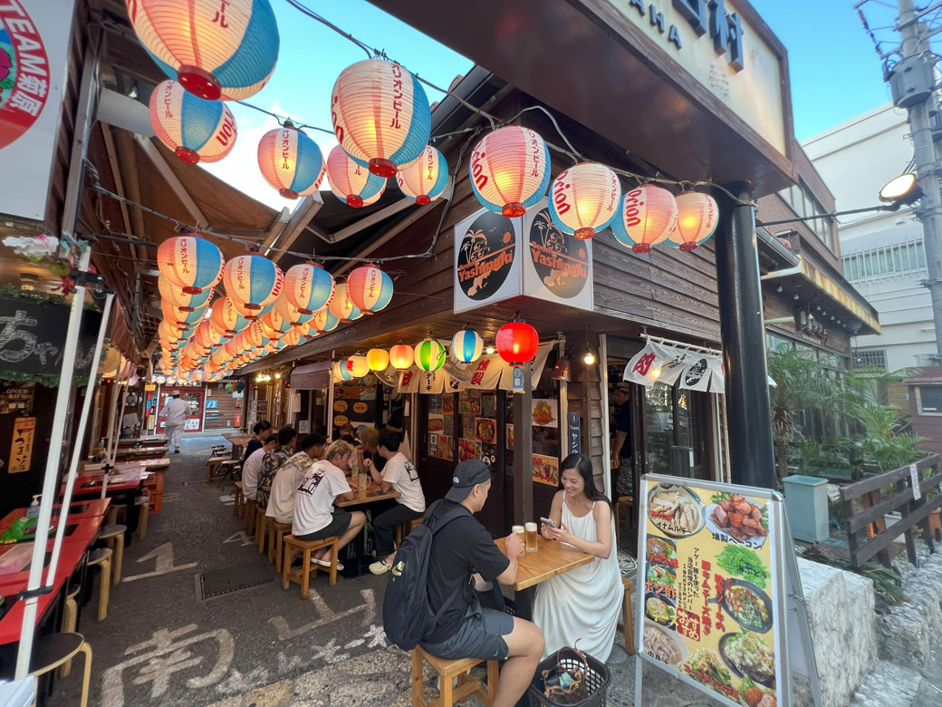国際通りにある屋台村では、特色ある飲食店が多数営業しており、多くの地元や観光客で賑わう場所です。