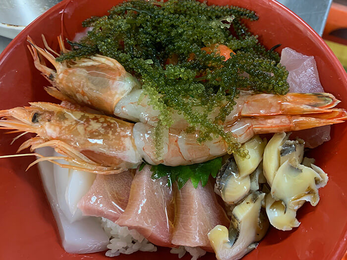 「海鮮丼」有豐盛的海鮮食材且非常新鮮。