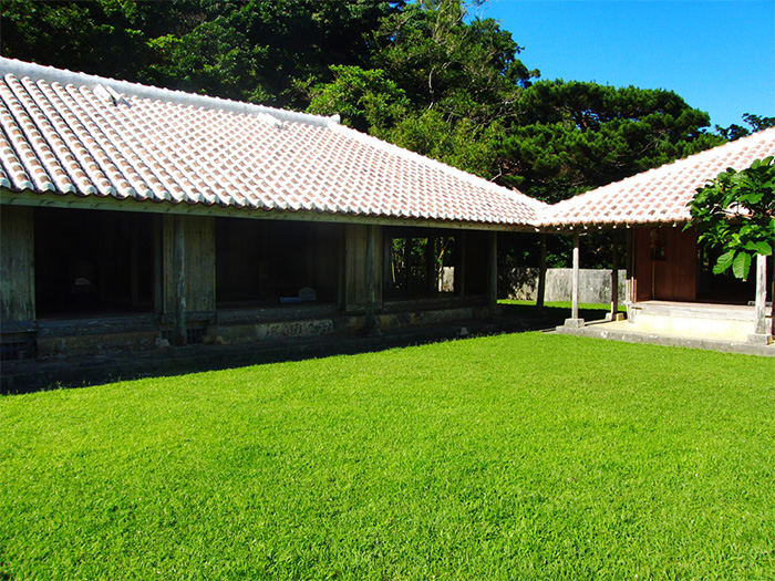 「故鄉之園」是遷移改建沖繩的古民房而來，快來參觀沖繩的傳統民家建築。