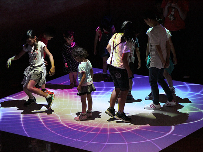 在WONDER MUSEUM內有「彩虹舞台」，彩虹光會隨著腳步而變化躍動，非常有趣。