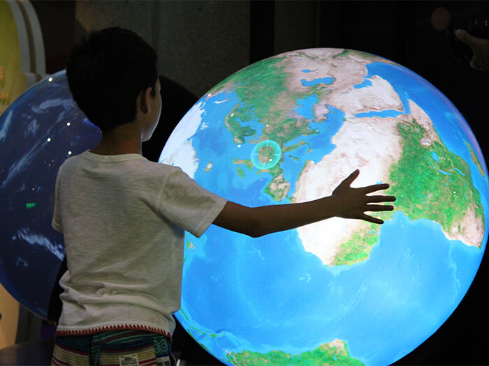 在WONDER MUSEUM內有「摸摸看地球」項目，可以看見從古至今的地球模樣。
