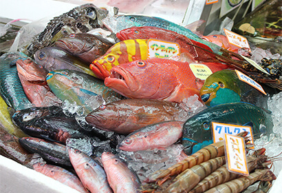 第一牧志公設市場。那覇市にある。小さな商店が軒を連ね、南国の色鮮やかな魚・島野菜・豚肉塊などが所狭しと並んでいる。