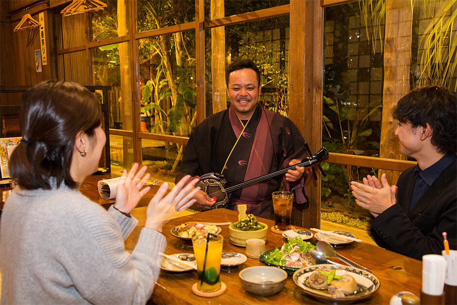 三線を弾く男性 沖縄の台所 ぱいかじ 国際通り店