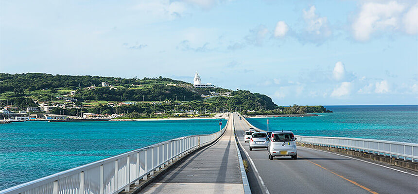 絶景＆カフェなど見どころ満載！ 沖縄で人気のドライブスポット「古宇利島」を極めよう