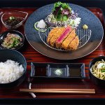 牛カツ以外にも、ゴーヤやもずく、そば等、石垣島を感じられる小鉢がついており、大満足のメニュー