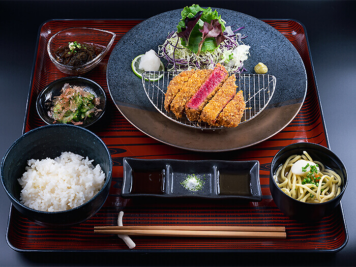 In addition to the beef cutlet, the meal comes with local side dishes such as bitter gourd, mozuku seaweed and soba (buckwheat noodles), making it a very satisfying meal.