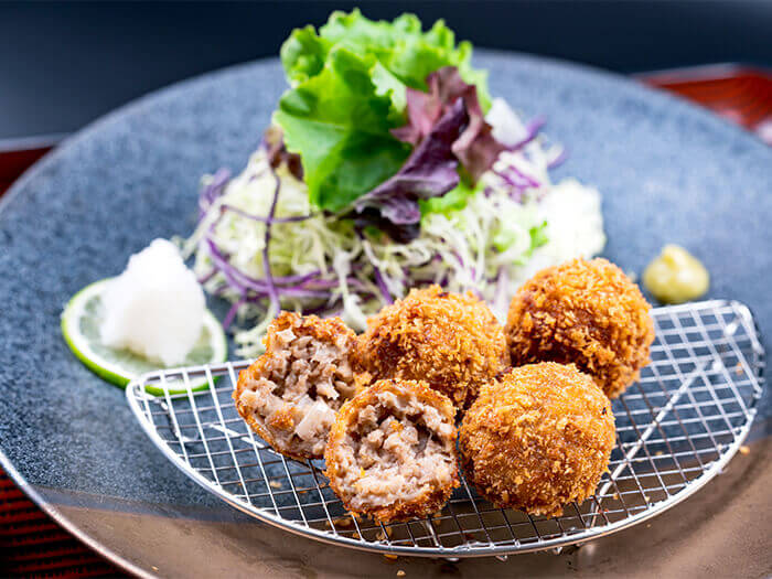 コロコロしてかわいいカツは、美味しさもぎっしり!