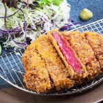 石垣牛カツは御膳での提供。飽きがこず、旨みもしっかり感じられる「ウチモモ」を使用
