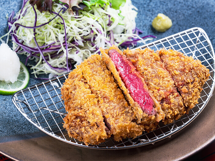 石垣牛カツは御膳での提供。飽きがこず、旨みもしっかり感じられる「ウチモモ」を使用