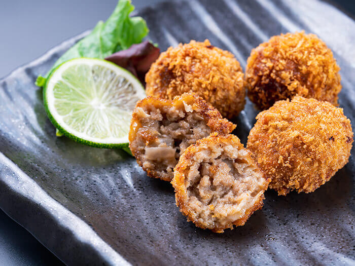 The bite-sized minced cutlets are very popular with children and women. The unknown texture is something that you want to experience again!