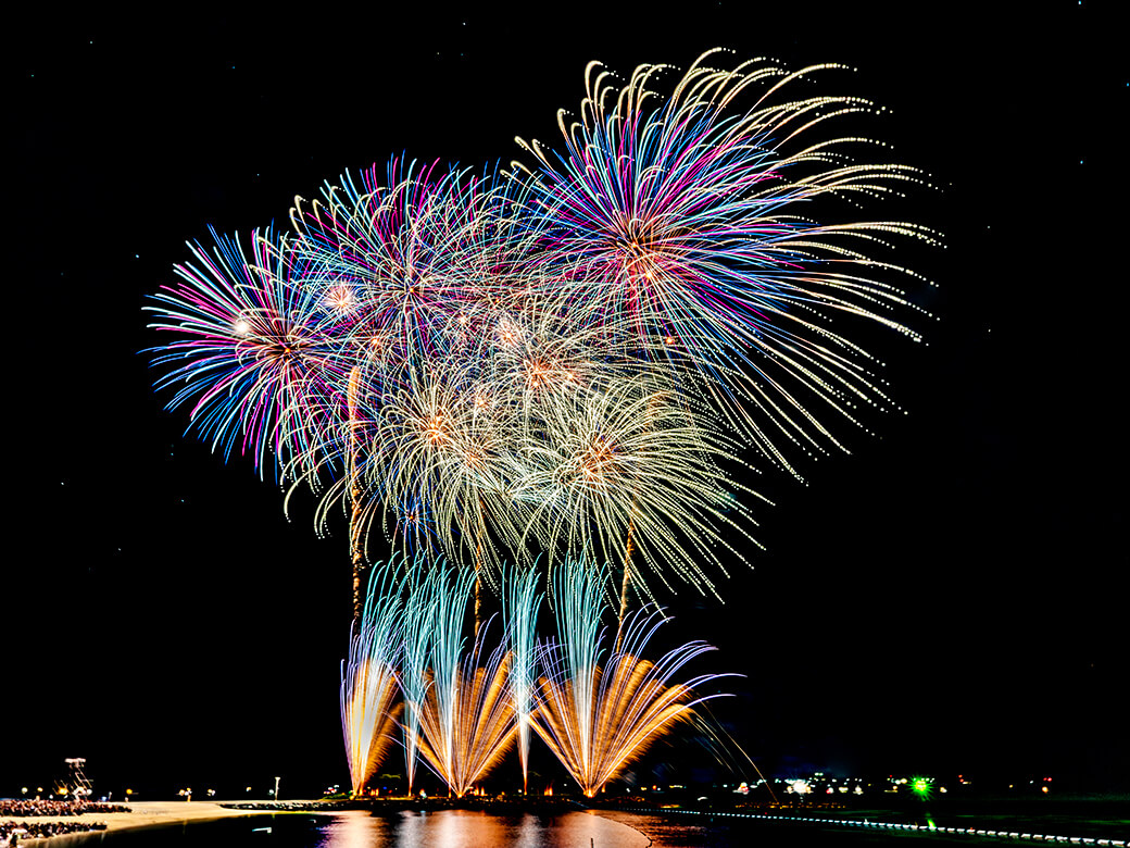 夏の風景! 沖縄の夜空を彩る花火!