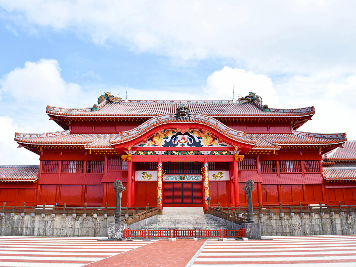 首里城。那覇市にある、沖縄のシンボルで、琉球王朝時代のお城。火事で焼失してしまったが、2026年の完成を目指す。現在は復元現場の様子を見学できる。