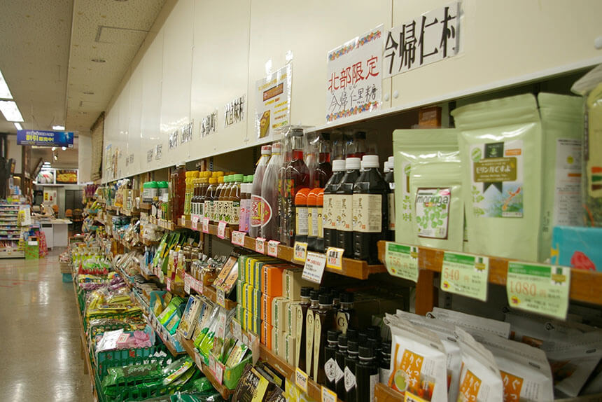 沖縄北部のお土産の品揃えは圧巻で、北部12市町村の名産品を集めた、大きな特設コーナーがある