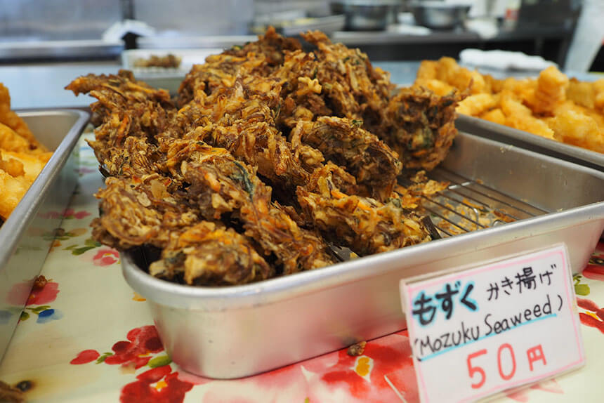 沖縄てんぷらは本土の天ぷらとは異なり、衣がふんわりとして厚いのが特徴。味が衣にしっかりと付いているので、冷めてもおいしく食べられます。