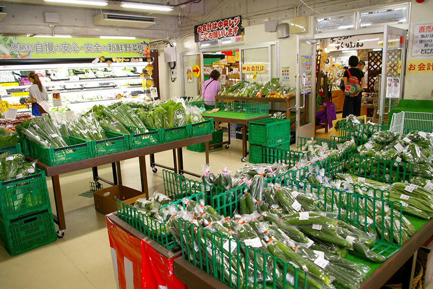 地元の農家さんが丹精込めて作った旬の野菜や果物がずらりと並び、観光客はもちろん地元の買い物客で毎日賑わっています