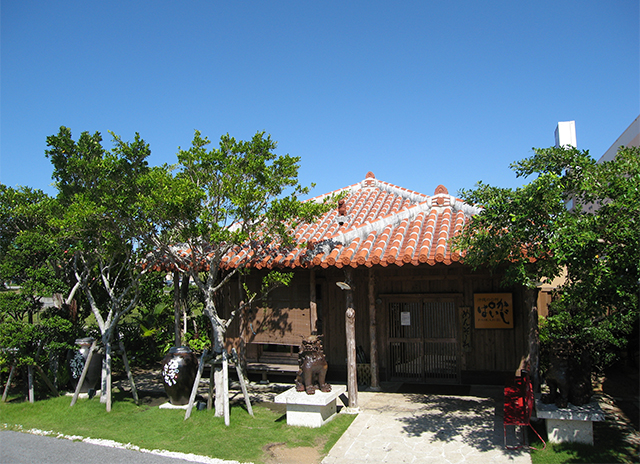 店舗外観は昔ながらの赤瓦民家で沖縄の雰囲気が実感できる