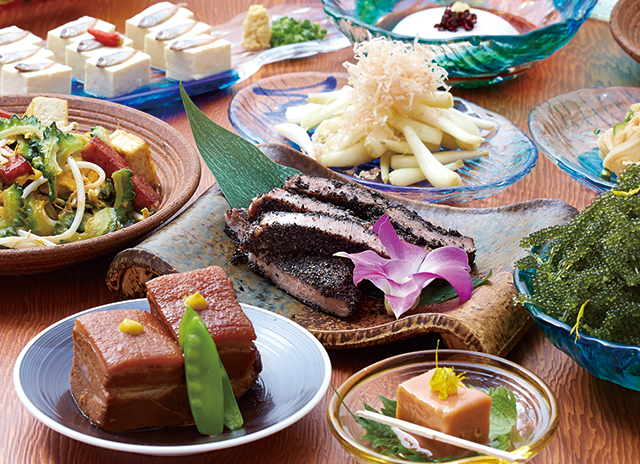 おばぁの味を再現した沖縄料理。ラフテーやてびちの塩焼き、軟骨ソーキの煮込みなど、どれも絶品