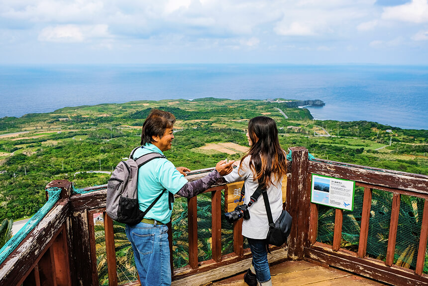 絶景の展望デッキに到着！天気の良い日には与論島や沖永良部島のあたりまで一望できる大パノラマ！