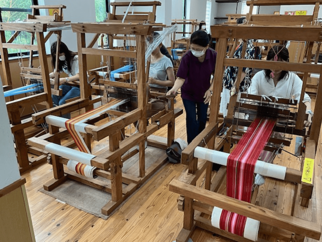 みね屋_機織り体験の様子