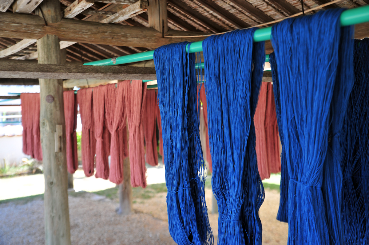 あざみ屋みんさー工芸館_染色後の乾燥作業の様子