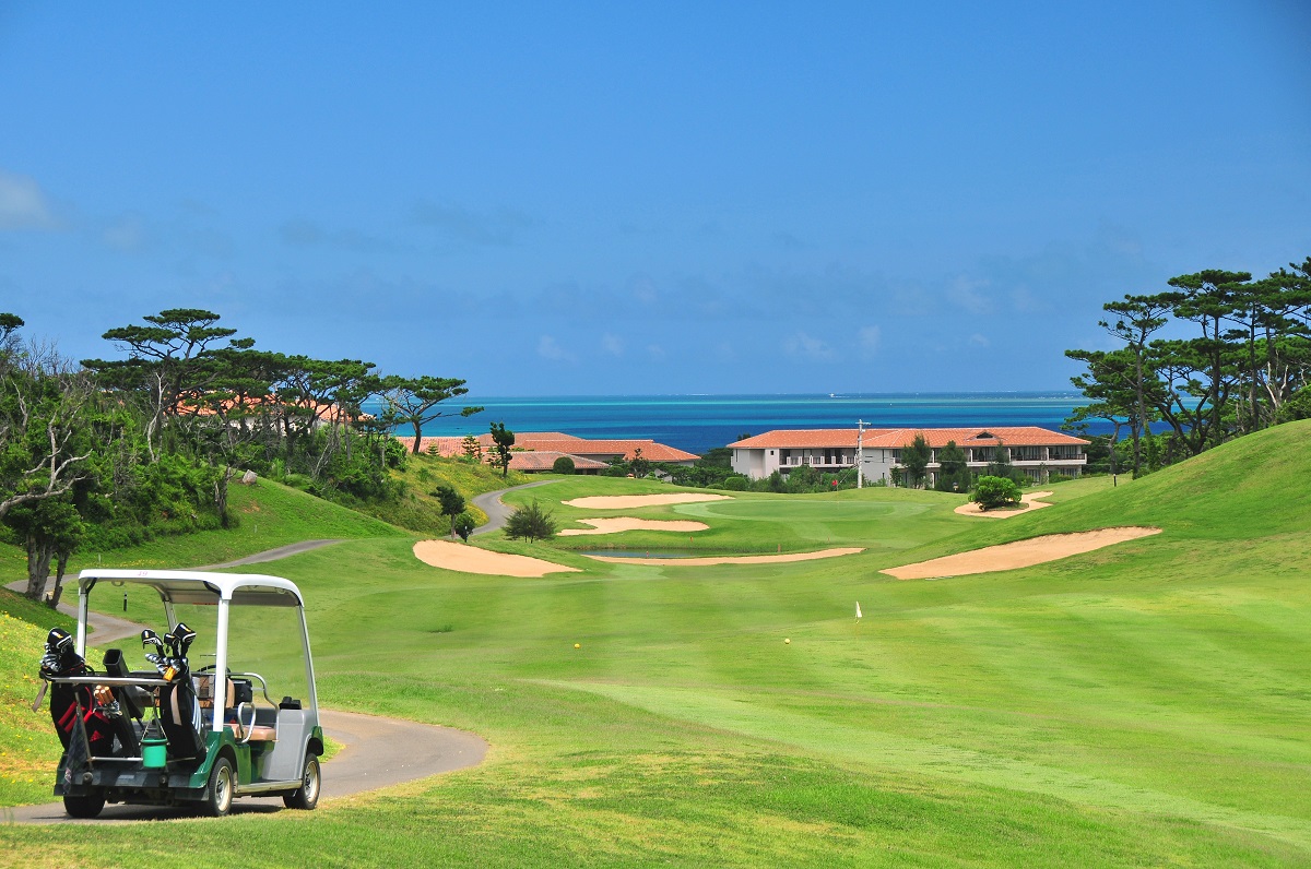 【リゾナーレ小浜島】ゴルフ_9番海抜けホールカート入り